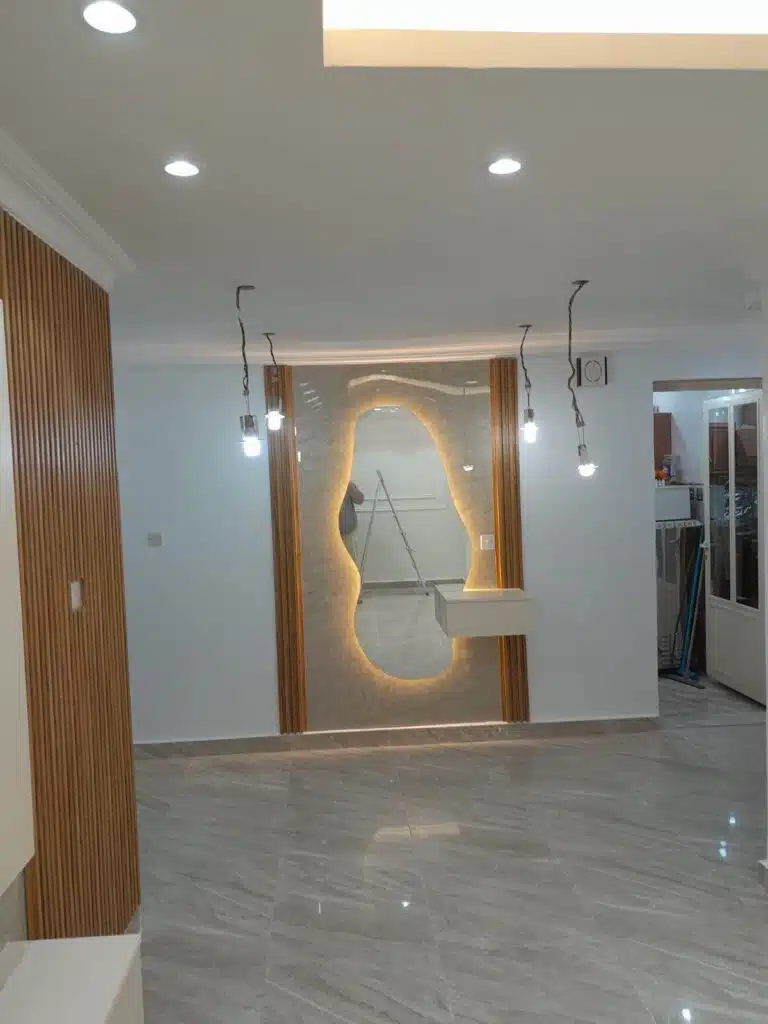 دهان ديكور حديث بملمس ستوكو على جدار في الكويت